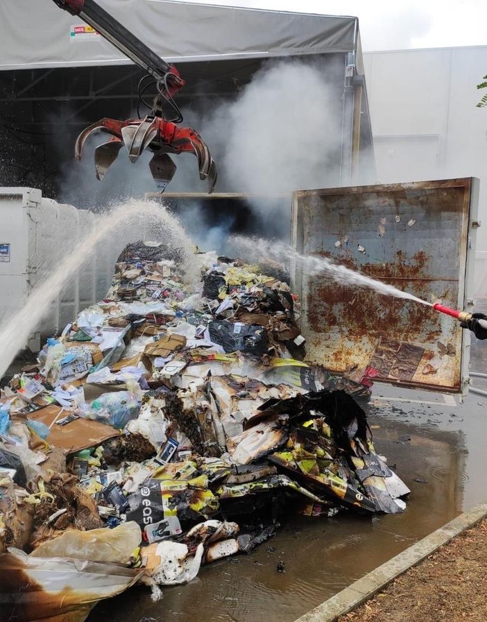 Container in fiamme a Paruzzaro
