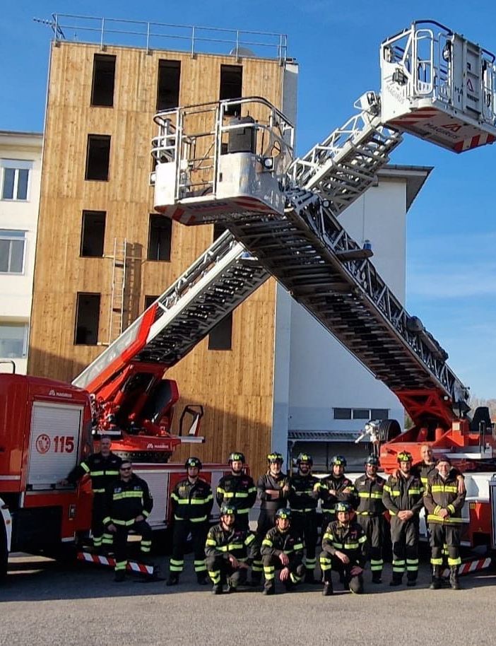 Dieci Vigili del Fuoco abilitati all'utilizzo di mezzi speciali autoscala e piattaforma arte