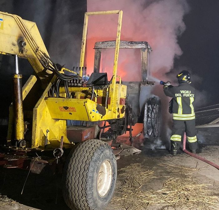 Novara, a fuoco un trattore in corso Vercelli