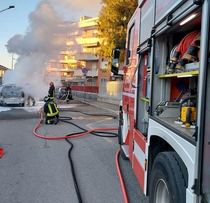 Auto prende fuoco nel quartiere Bicocca