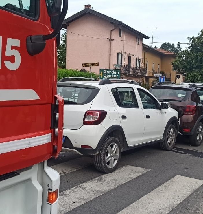 Dormelletto, scontro tra tre auto. Quattro feriti portati in ospedale
