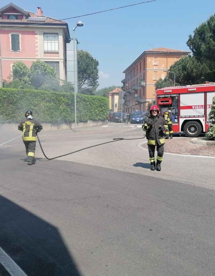 Auto in fiamme ad Arona