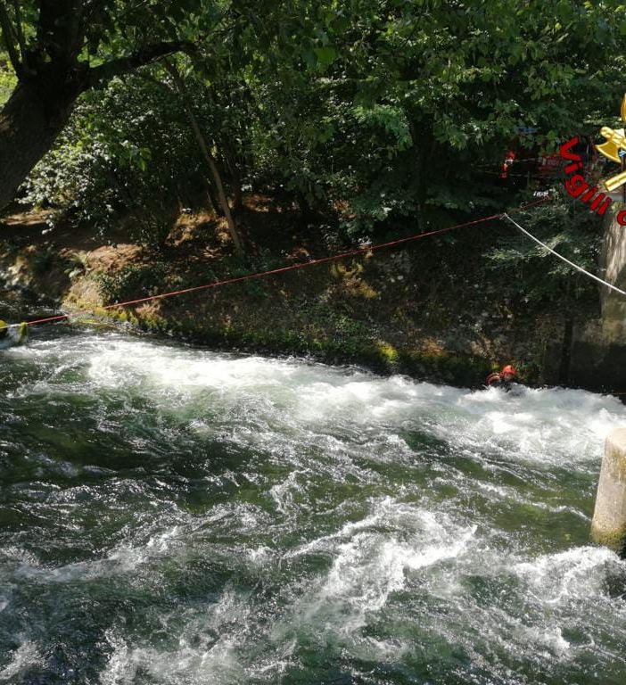 I Vigili del Fuoco si sono esercitati nel fiume a Galliate