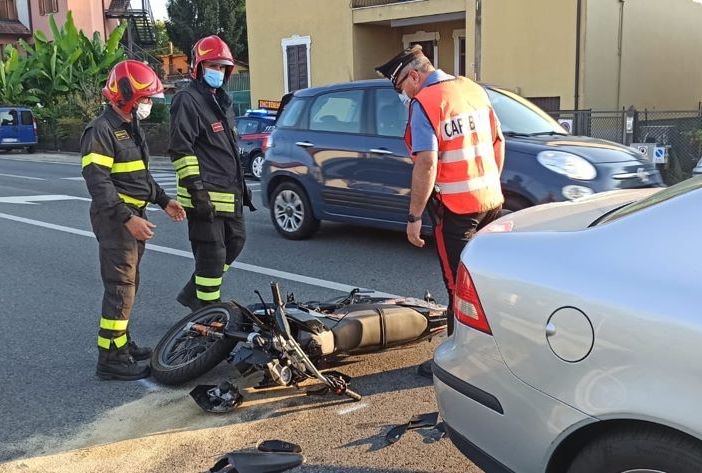 Scontro tra auto e moto sulla statale del Sempione