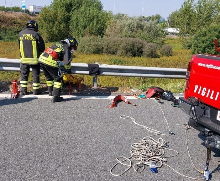 Furgone si ribalta all'uscita della tangenziale, conducente ferito