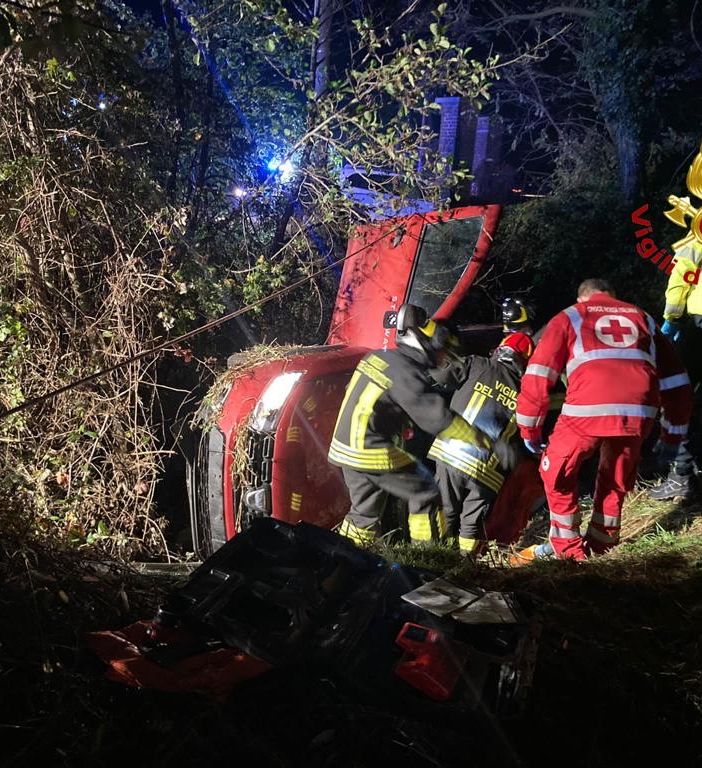 Auto si ribalta in un canale tra Sozzago e Terdobbiate
