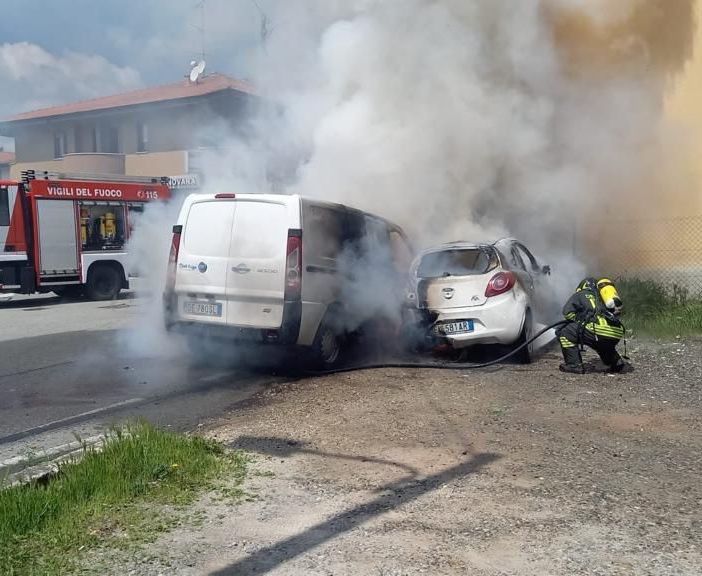 Invorio, a fuoco un autofurgone