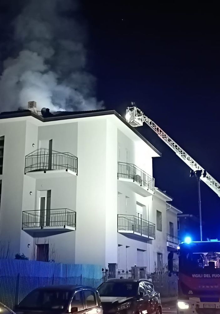 Incendio in una palazzina di via Gori