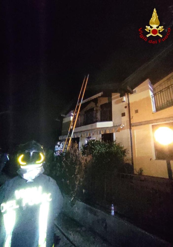 Tetto in fiamme a Castelletto Ticino