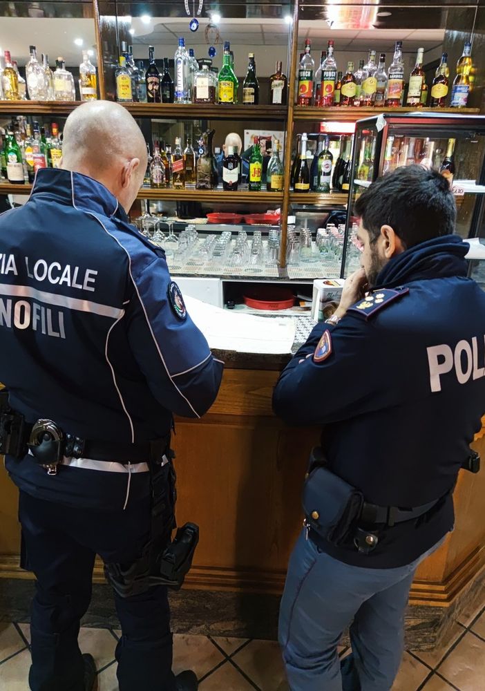Controlli polizia: espulso un marocchino con precedenti per droga e sanzionati 2 locali