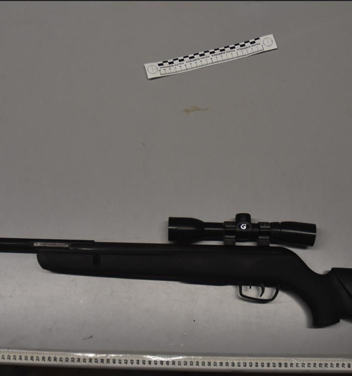 Picchiata violentemente e minacciata con un fucile puntato alla testa