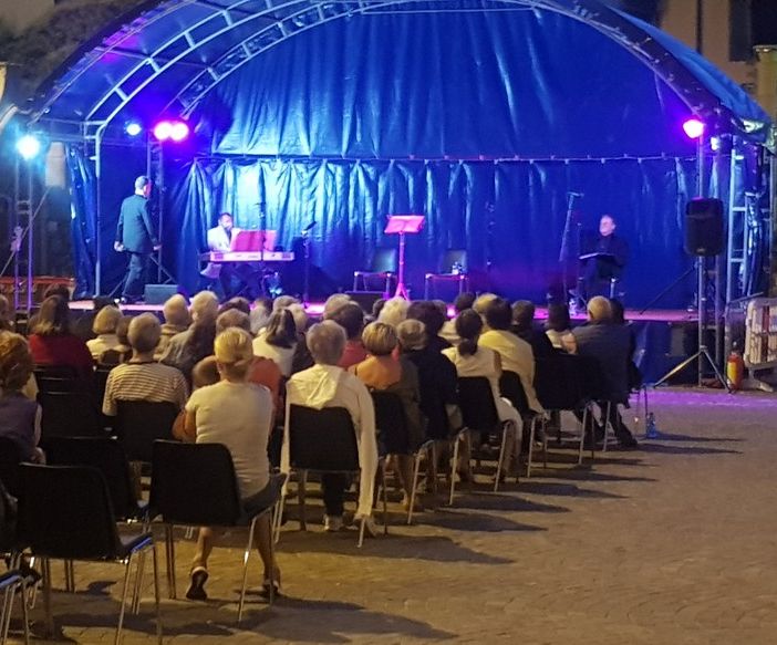 Arona, successo per lo spettacolo “Mi lagnerò tacendo”