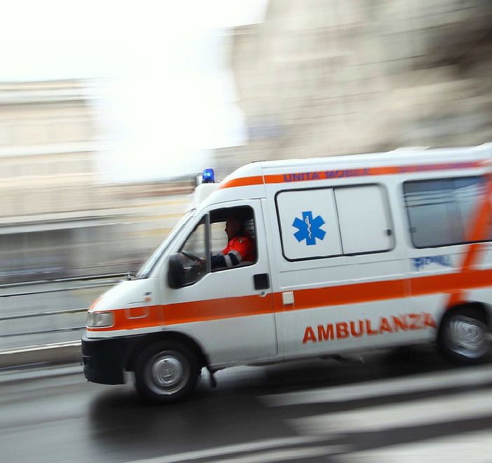 Incidente stradale a Oleggio: moto e auto si scontrano all'incrocio