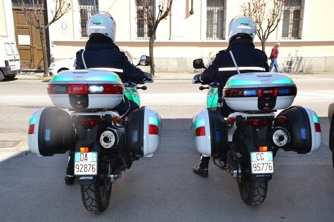 Giro di vita alla guida col cellulare: prime sanzioni dai vigili motociclisti in borghese