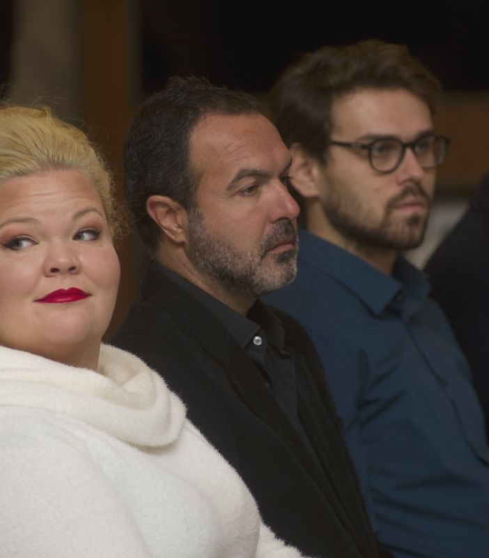 A sinistra la protagonista Courtney Mills
