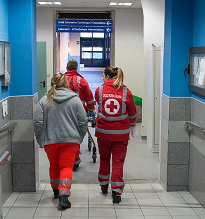 Coronavirus, tende da campo davanti ai pronto soccorso per le attività di pre-triage