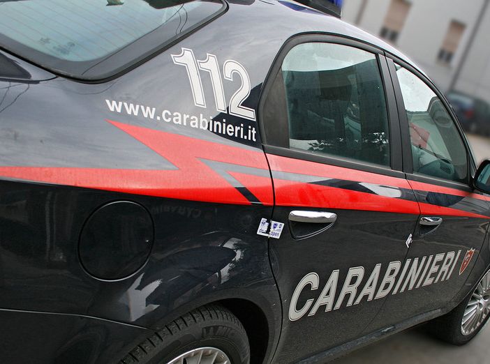 Sotto l'influenza dell'alcol uomo tenta di forzare l'ingresso di un locale e aggredisce i carabinieri