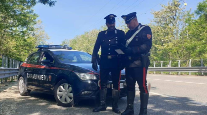 Colto da malore alla guida della propria auto: salvato dai Carabinieri
