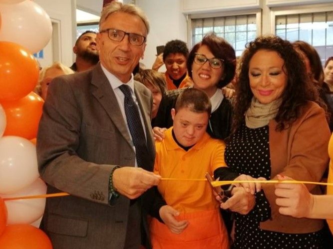 &quot;Circolo degli amici&quot;, un nuovo locale che ha aperto i battenti a Novara sabato gestito da sette ragazzi portatori della sindrome di Down