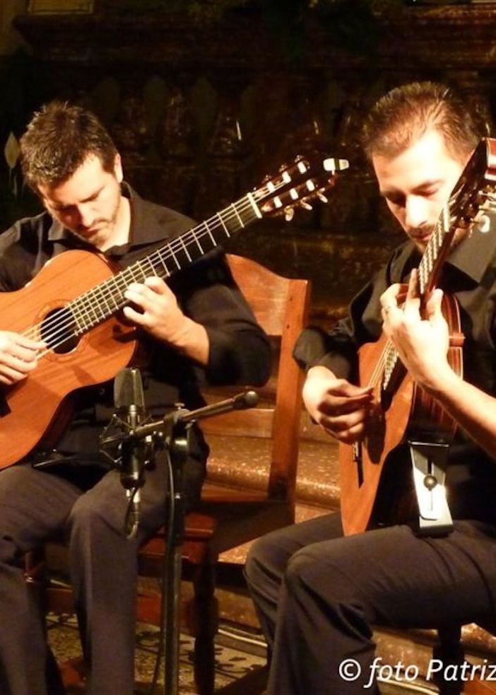 Un paese a sei corde: oggi a Boleto il concerto di Paolo De Stefano &amp; Luigi De Leo, il Duo Eterna
