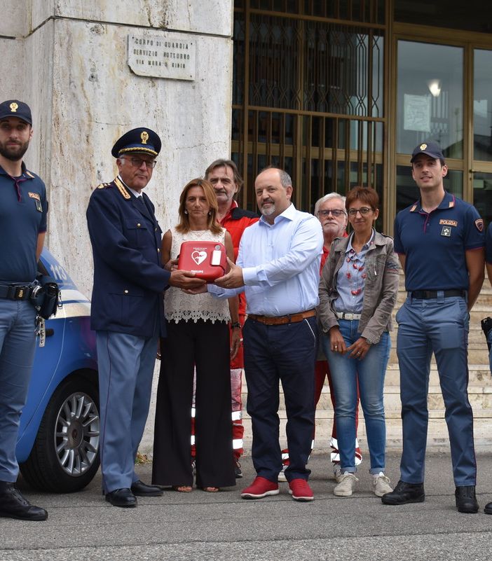 La Croce Rossa novarese ha donato alla Questura di Novara un defibrillatore che sarà in dotazione al personale della Squadra Volanti