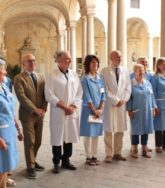 L’Associazione Volontari Ospedalieri di Novara dona di dieci carrozzine al pronto soccorso e due poltrone per le terapie destinate alla Struttura complessa di Ematologia
