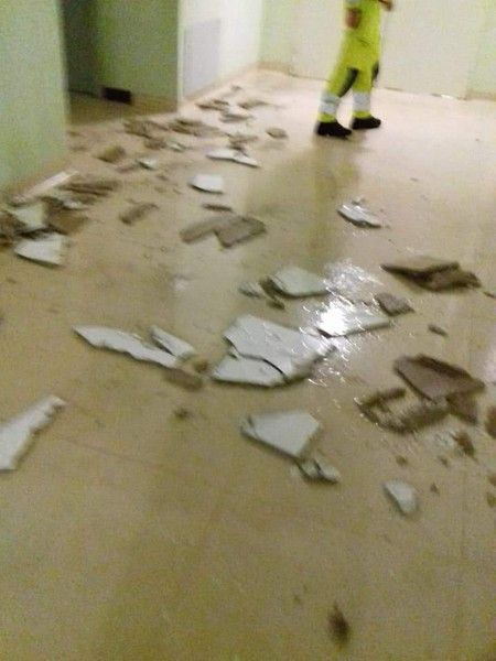 Cronaca del Nord-Ovest: a Vercelli crolla il controsoffitto della Dailisi. Locali allagati
