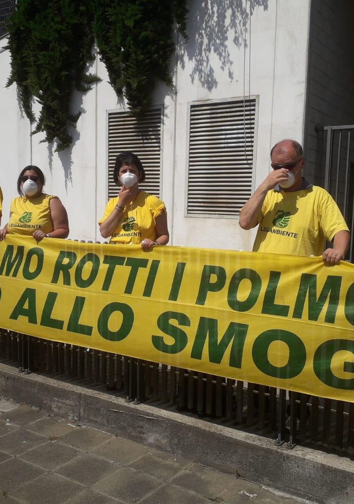 Clean Air Dialogue, flash mob di Legambiente: &quot;Ci siamo rotti i polmoni&quot;