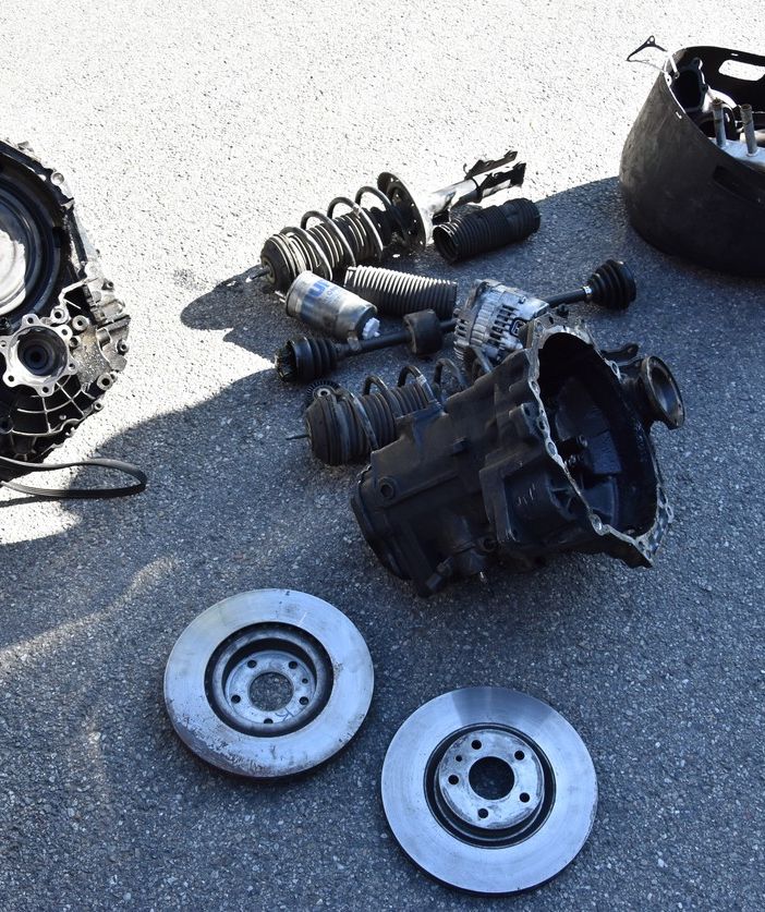 Fermati due ricettatori di ricambi d'auto