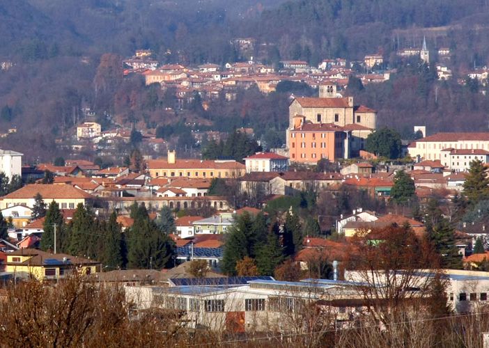 'Crack', la misteriosa fine di una fabbrica unica al mondo: in scena sabato la storia della Bemberg di Gozzano nello spettacolo di Floriano Negri