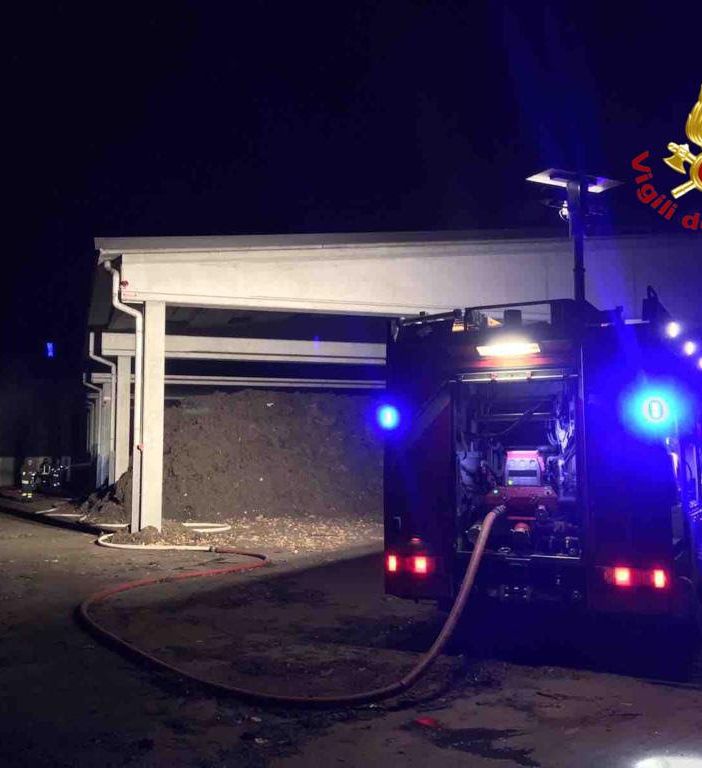 Piccolo incendio questa mattina nel deposito di compost  della sede dell’Assa