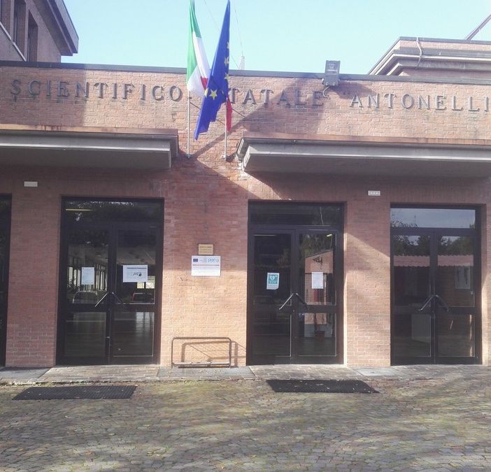 Sospesa fino alla fine dell’anno scolastico la prof no mask dell’Antonelli