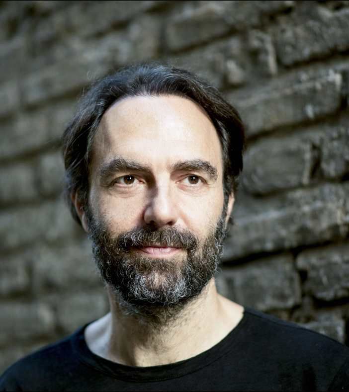 Neri Marcorè l'8 settembre chiude il Teatro sull'Acqua di Arona: aperte le prevendite