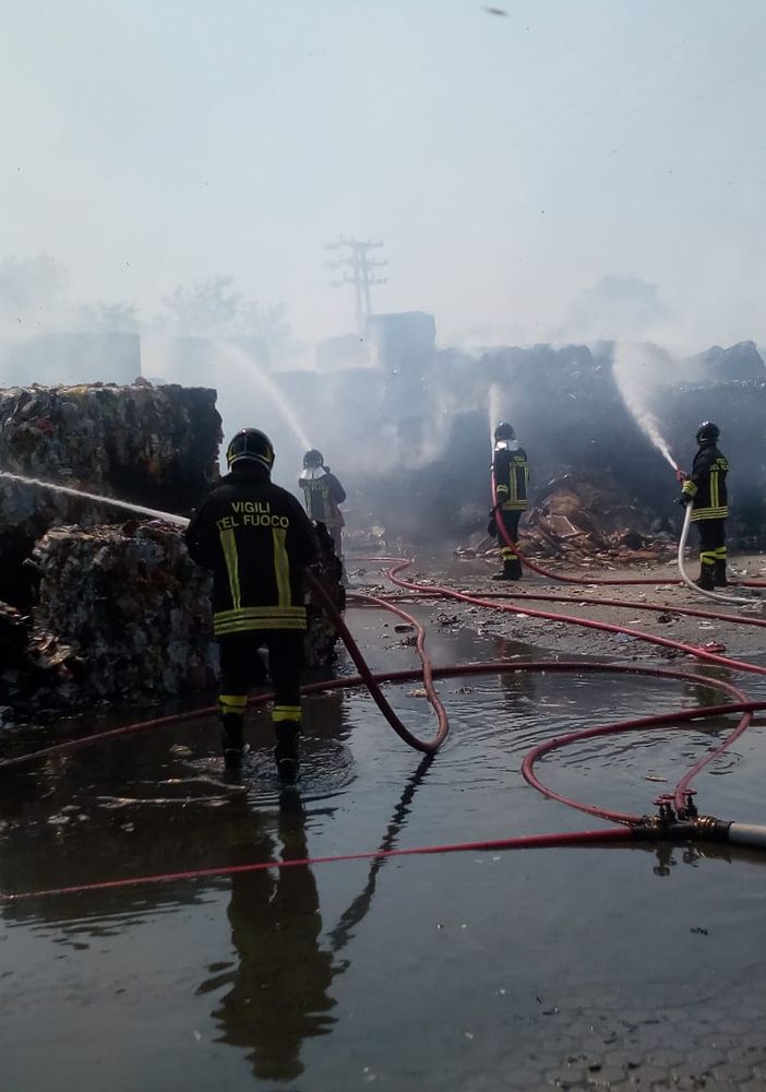 Incendio a Momo, a fuoco un deposito di stoccaggio della cartiera