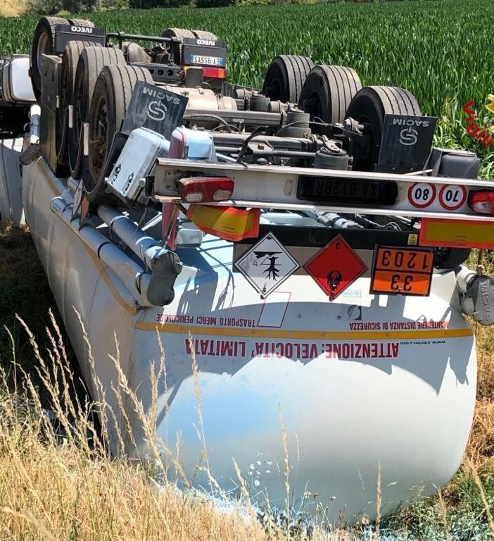 Autocisterna si ribalta finendo fuori strada