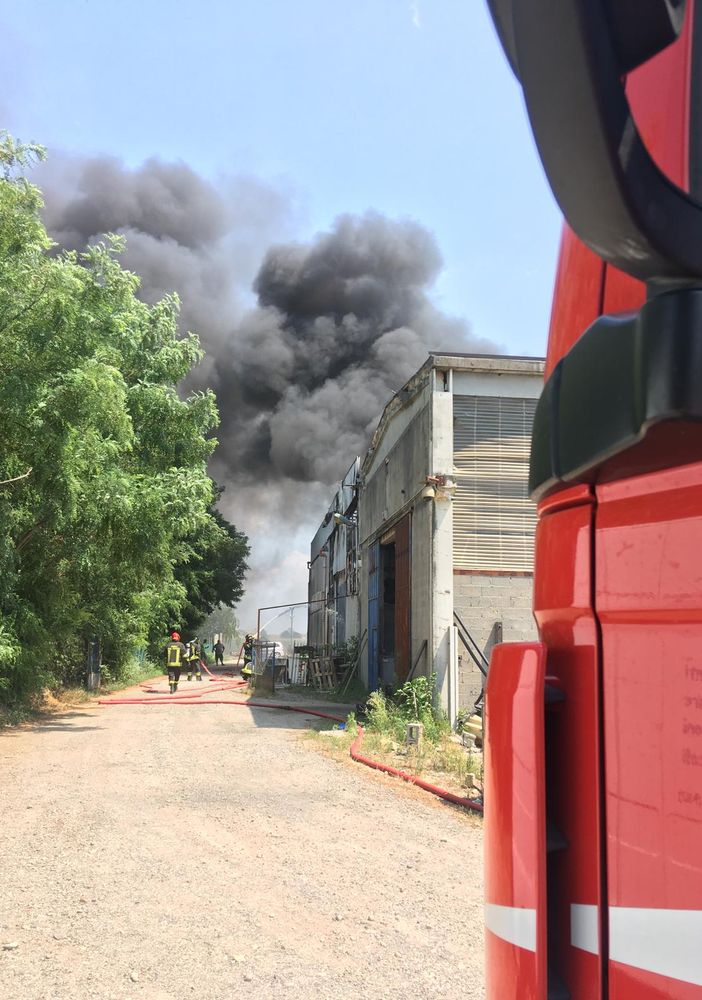 Cameri, grosso incendio in un capannone