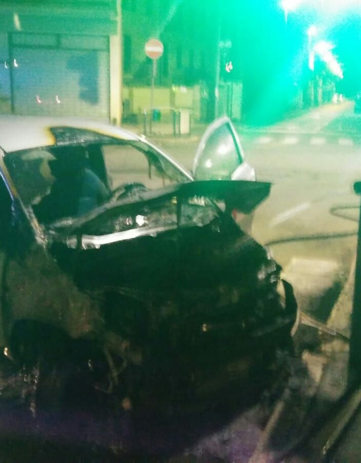 Schianto all'alba a Novara, un'auto prende fuoco