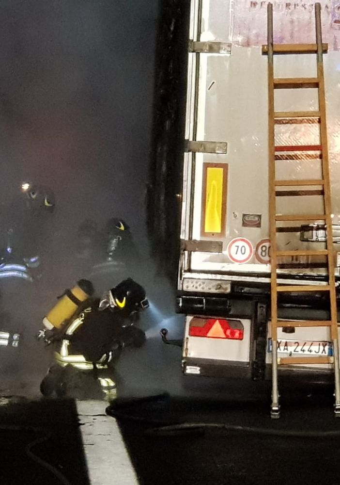 Va a fuoco un camion frigo in autostrada