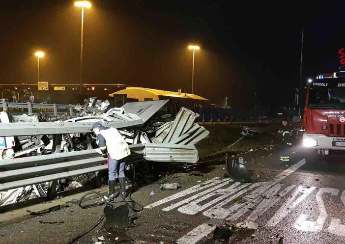 Groviglio di lamiere sulla a4 a Biandrate