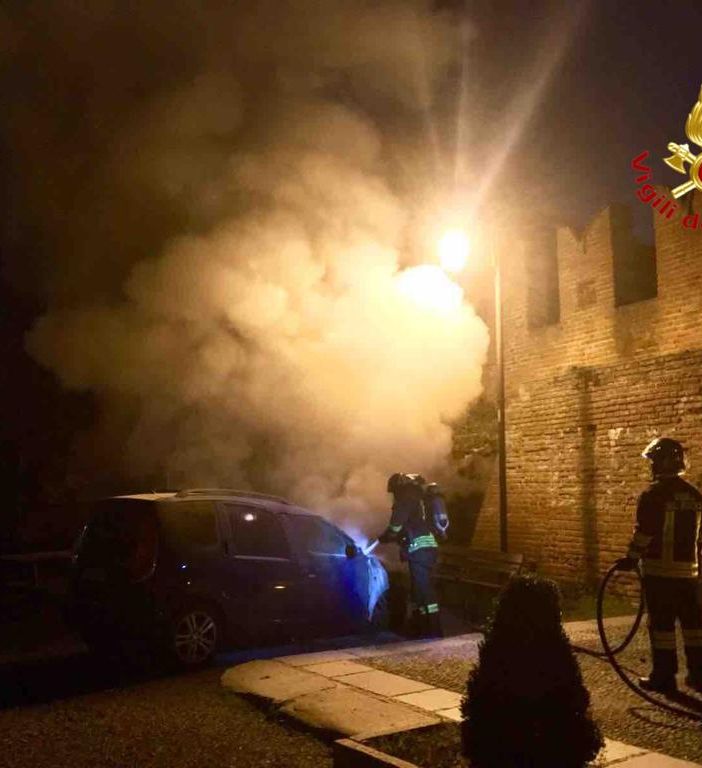 Auto avvolta dalle fiamme all’interno dello storico complesso dell’abbazia monumentale di San Nazzaro Sesia