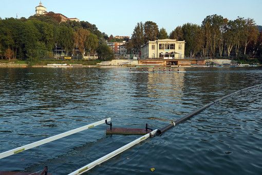 Torino, sul Po arrivano le barriere &quot;pesca-rifiuti&quot;: obiettivo recuperare la plastica che finisce nel fiume