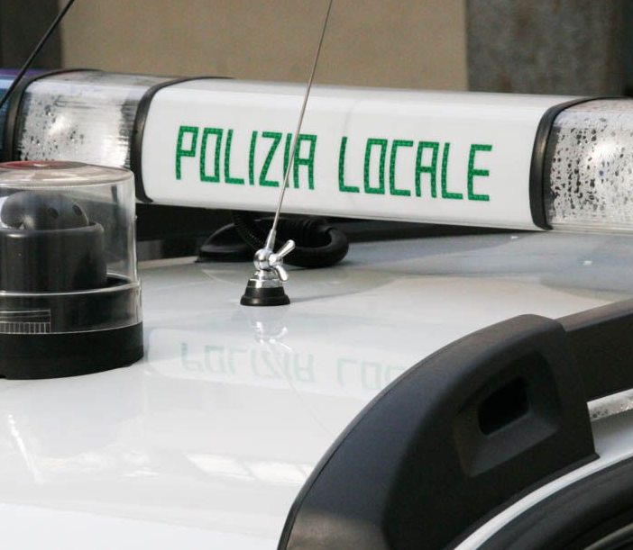 Passa con il rosso e viene fermato dai vigili: era un ricercato russo
