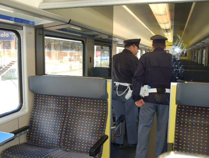 Fugge da casa, sedicenne ritrovato su un treno dalla Polfer