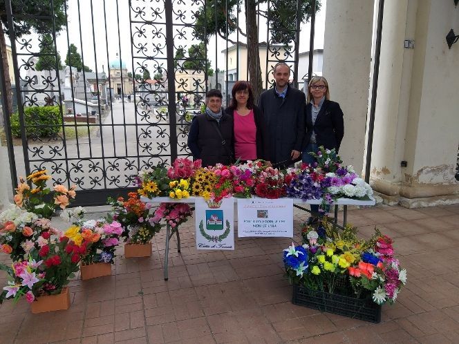 Trecate, successo per l'iniziativa &quot;Porta un fiore a chi non ce l'ha&quot;