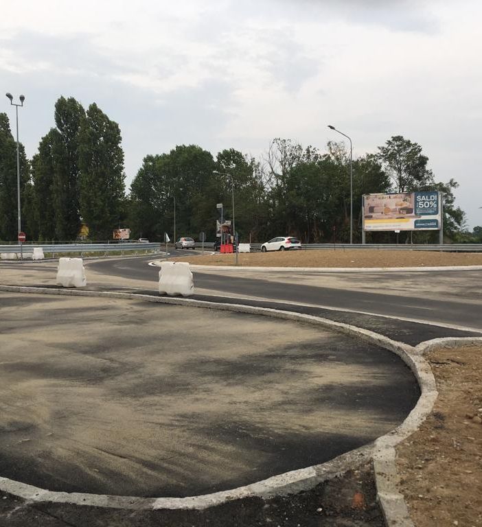Lavori di asfaltatura finiti alla rotonda tra via Guido Rossa e via Verbano a Veveri
