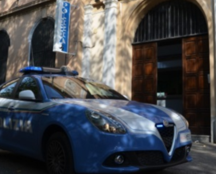Tentano di rubare un'auto parcheggiata davanti alla Questura: due uomini in manette