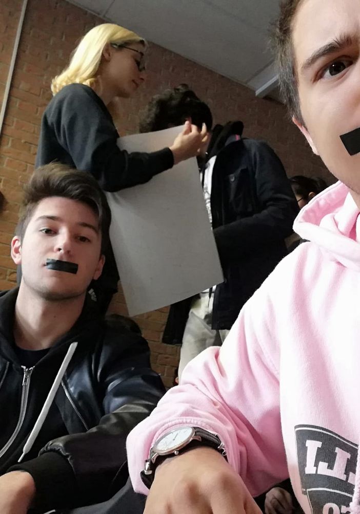 Gli studenti del Liceo Scientifico Antonelli di Novara manifestato la loro solidarietà alla professoressa Rosa Maria Dall’Aria