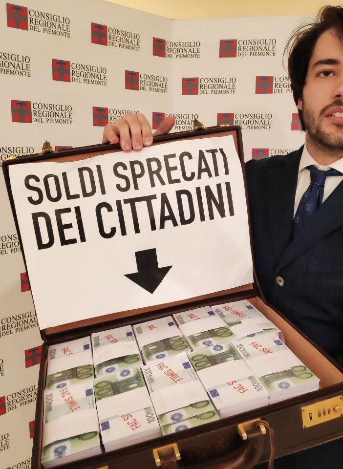 Città della Salute di Novara, in Consiglio regionale una valigetta piena di soldi per denunciare i soldi dei cittadini sprecati dalla politica