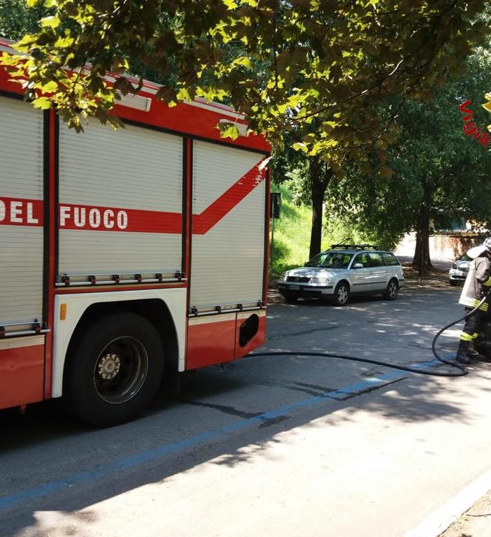Romentino, auto prende fuoco in un'officina. Ustionate due persone