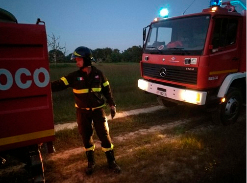 Fiamme nella notte all'ex villaggio Tav, evacuate 11 persone